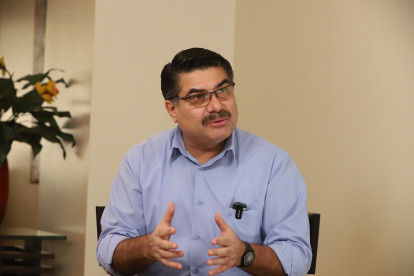 Escala es docente, fue asambleísta constituyente y dirigente del magisterio.