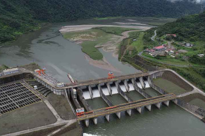 Ecuador acude a Colombia por ayuda, luego de que las compuertas de Coca Codo Sinclair cierren de manera repentina.