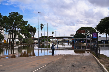 Un hombre usa su celular para tomar fotografías de una zona afectada por las inundaciones, el 18 de mayo de 2024, en el centro histórico de Porto Alegre, estado de Rio Grande do Sul (Brasil).