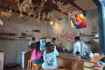 A lso clientes les ofrecen en vez de una cola, una bebida hec acon maíz y otras plantas medicinales