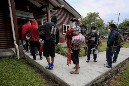 Migrantes hondureños son atendidos en el Centro de Atención al Migrante Retornado (CAMR) de Omoa, en el Caribe hondureño,