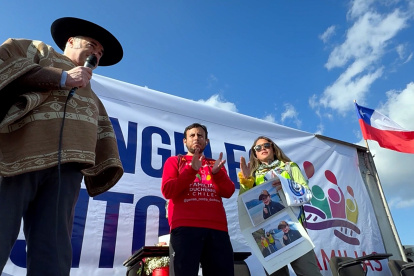 Camila Gómez (c-d), recibe apoyo de personas durante su caminata para recaudar fondos y visibilizar el drama de su hijo Tomás que sufre distrofia muscular, el 15 de mayo 2024 en la región del Bío Bio a unos 500 kilometros al sur de Santiago (Chile). EFE/ Javier Tapia