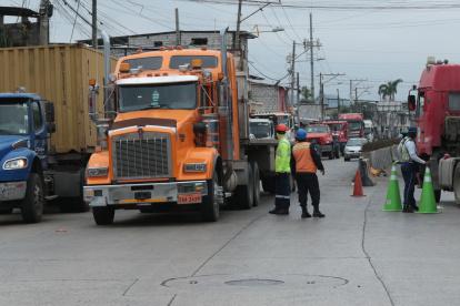 Transporte. Los tráileres que hacen fila para ingresar a Naportec y TPG.