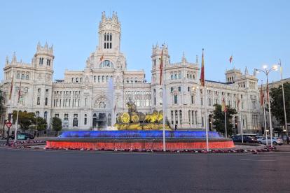 La Plaza de Cibeles se iluminó de los colores de Ecuador.