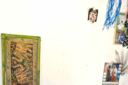 En su taller, John Sosa escoge, corta y lleva al horno los canutos