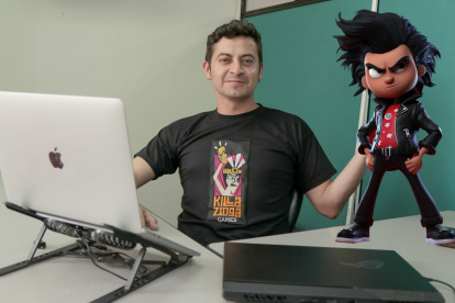 El diseñador ecuatoriano y director de Killa Zinga Games, Danny Oñate, posa con una representación del personaje protagonista del videojuego Capac Heroes.
