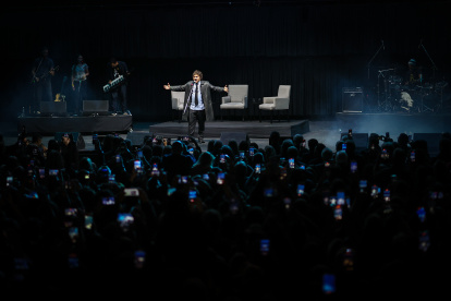 El presidente Javier Milei, interpreta una canción durante el lanzamiento de su libro "Capitalismo, socialismo y la trampa neoclásica" este martes, en el estadio Luna Park en Buenos Aires.
