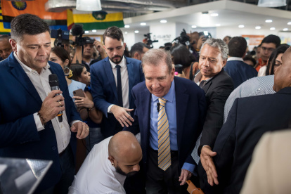 El candidato de la principal coalición antichavista Edmundo González Urrutia (c), asiste a un acto de apoyo por parte del partido Voluntad Popular, este jueves en Caracas.