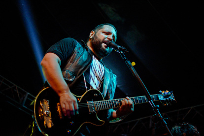 Lucho Rueda celebra sus cien canciones editadas con un concierto junto a sus exagrupaciones y su banda actual.