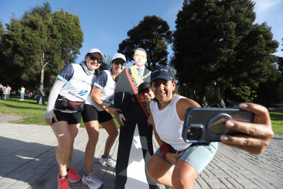Simpatizantes del presidente Noboa aprovecharon para fotografiarse con su figura de cartón