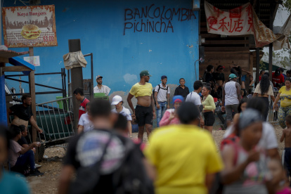 Migrantes mientras descansan en Lajas Blancas (Panamá), cerca a una estación de recepción migratoria,