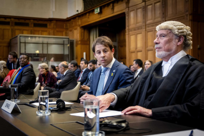 El Embajador Vusimuzi Madonsela de la delegación israelí durante un fallo de la Corte Internacional de Justicia