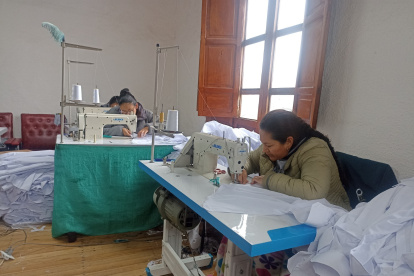 Los artesanos. Se dedican a la confección de camisas.