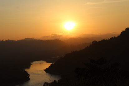 Recibe dos grandes afluentes, el Ónzole y el Zapallo Grande. Une sus aguas con las del río Santiago en la población de Borbón, formando un delta, antes de desembocar en el Pacífico
