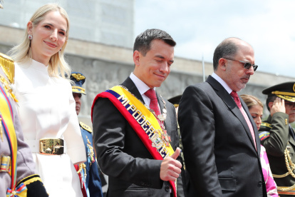 El presidente ecuatoriano, Daniel Noboa (c), acompañado de su esposa, Lavinia Valbonesi (i), y el presidente de la Asamblea Nacional, Henry Kronfle (d), sale tras presentar su primer informe a la nación, este viernes en Quito (Ecuador).