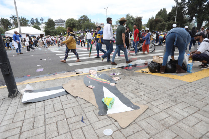 Después del informe del presidente Daniel Noboa las calles y parques quedaron con basura