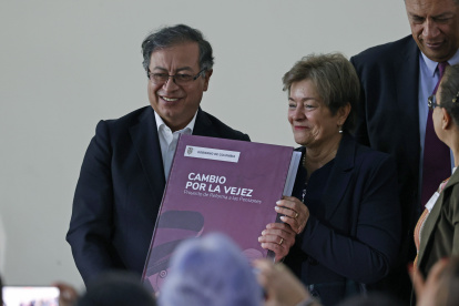 El presidente de Colombia, Gustavo Petro junto a la ministra de Trabajo, Gloria Inés Ramírez.