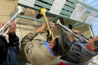 Los integrantes de la banda  tienen entre 16 y  75 años.