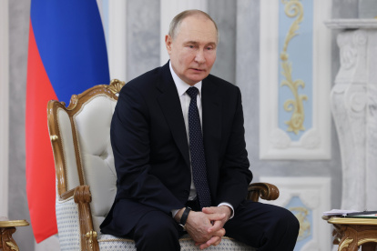 El presidente ruso Vladimir Putin asiste a una reunión con el presidente bielorruso Alexander Lukashenko