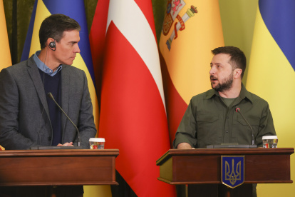 Pedro Sánchez (i), y el presidente de Ucrania, Volodímir Zelenski, durante la rueda de prensa conjunta.