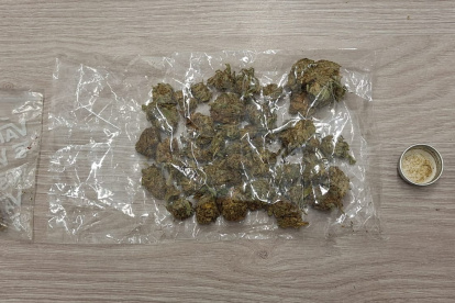 El sospechoso de 25 años tenía entre sus pertenencias la bolsa con una sustancia verdosa sujeta a fiscalización