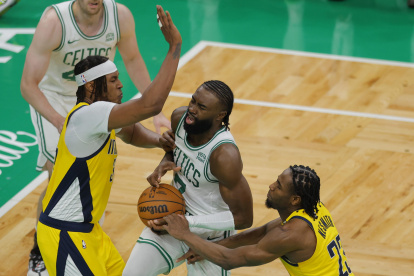 Jaylen Brown de los Celtics (i) fue figura al hacer 40 puntos.