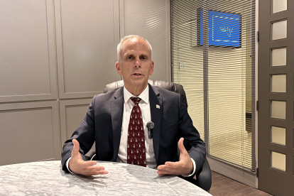 Tzach Sarid es licenciado en Letras y Geografía, en la Universidad Hebrea de Jerusalén.