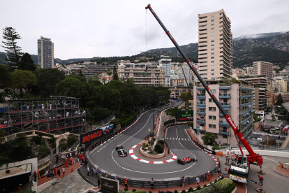 Monaco (Monaco), 24/05/2024.- Haas driver Kevin Magnussen (L) of Denmark and Scuderia Ferrari driver Charles Leclerc of Monaco in action during the first practice sesssion at the Formula One Grand Prix of Monaco at the Circuit de Monaco in Monte Carlo, Monaco, 24 May 2024. The Formula One Grand Prix of Monaco takes place on 26 May 2024. (Fórmula Uno, Dinamarca) EFE/EPA/ANNA SZILAGYI