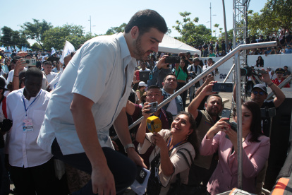 El alcalde de la ciudad durante el discurso.