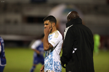 González recibe indicaciones por el profesor Luis Asprilla en Emelec ante Imbabura