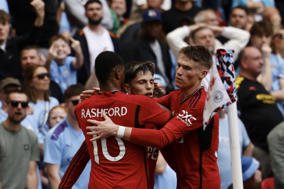 Los jugadores de Manchester Unites celebraron uno de los goles que les otorgó el título