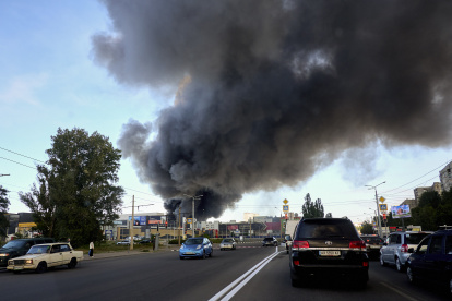 Kharkiv (Ukraine), 25/05/2024.- The general scene following the shelling of the hypermarket in Kharkiv, Ukraine, 25 May 2024 amid the Russian invasion. At least 2 people died and 33 were wounded in the glide-bombs attack according to the report of the head of the Kharkiv Military Administration Oleg Synegubov. Russian troops entered Ukrainian territory on 24 February 2022, starting a conflict that has provoked destruction and a humanitarian crisis. (Rusia, Ucrania) EFE/EPA/SERGEY KOZLOV 53533