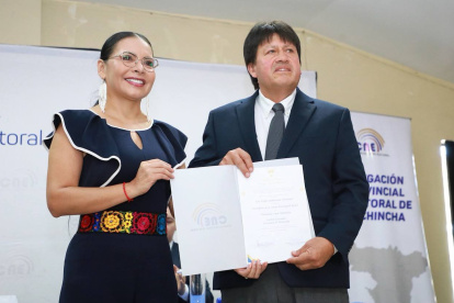 Luis Maldonado, presidente de la Junta Parroquial de Juan Montalvo, recibe la credencial.