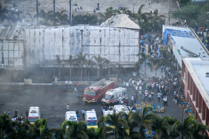 Rajkot (India), 25/05/2024.- An aerial view of the scene as Indian fire fighters undertake a rescue operation, after a massive fire broke out at TRP Gaming Zone in Rajkot, in the western state of Gujarat, India, 25 May 2024. Police officials reported that twenty people have died in the massive fire that erupted at a gaming zone in Rajkot, Gujarat. A relief and rescue operation is currently underway, with fire officials striving to contain the blaze and Chief Minister Bhupendra Patel has instructed officials to prioritize arrangements for the immediate treatment of the injured. EFE/EPA/CHIRAG CHOTALIYA