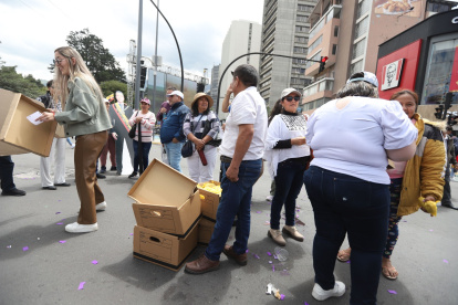 Se entregaron sánduches a ciudadanos que respaldaron a Noboa durante su informe a la Nación.