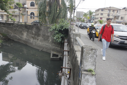 Problemática. Los canales en la norteña ciudadela Urdenor emanan fetidez a diario. En la actualidad no existe un plan integral para disminuir la contaminación del estero Salado.