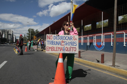 El derrocamiento de la histórica Tribuna de los Shyris en Quito empezó el lunes.