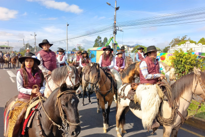 Los jinetes se congregaron en el parque Edison Valencia para dar inicio a la cabalgata.