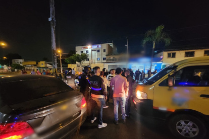 Agentes del orden impidieron robo al disparar en la pierna al presunto atacante.