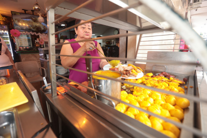 Guayaquil. En el local Picantería Don Carlos se ve en primer plano la tortilla de papa que lleva el llapingacho.