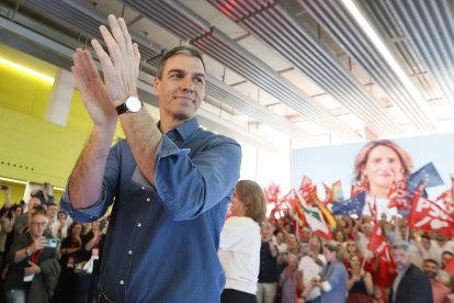 El secretario general del PSOE y presidente del Gobierno, Pedro Sánchez, y la candidata socialista a las elecciones europeas, Teresa Ribera, intervienen en un acto de la campaña en Sevilla. EFE/José Manuel Vidal