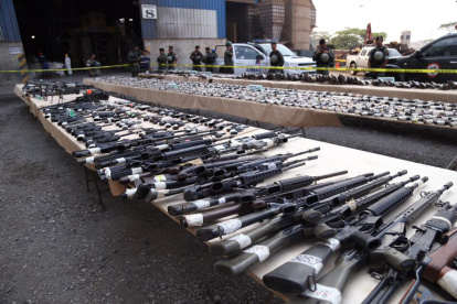 Uno de los proyectos de reforma de la consulta versa sobre permitir que las armas, sus
partes o piezas, explosivos, municiones o accesorios que fueron instrumentos u objeto
material de un delito, puedan destinarse al uso inmediato de la Policía Nacional o las
Fuerzas Armadas.