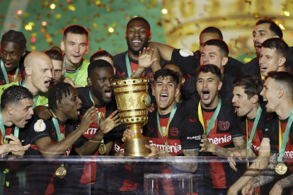 Piero Hincapié festejó y levantó el trofeo de la Copa de Alemania