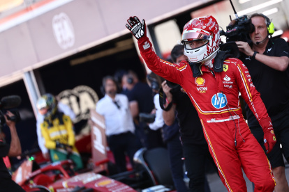 El monagesco Charles Leclerc celebras tras conseguir el mejor tiempo en la fase preliminar lde Gran Premio de Mónaco con lo que saldrá primero este domingo 26 de mayo en la prueba oficial.