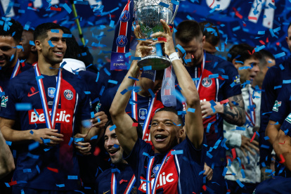 Kylian Mbappe levantó su última copa de Francia con el PSG.