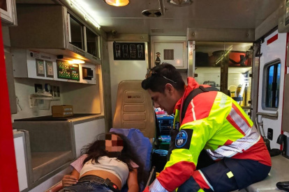 La joven de 14 años recibió atención médica por el personal del Cuerpo de Bomberos