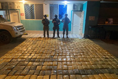 La Armada del Ecuador decomisó 511 bloques de sustancias sujetas a fiscalización en el interior de una embarcación en aguas esmeraldeñas.