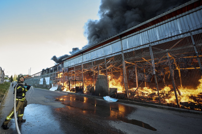 El ataque ruso dejó lleno de llamas la estructura del hipermercado