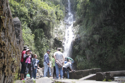 Paisaje. Turismo comunitario en la cascada Chorrera, en Toctiuco, en Quito - Ecuador.
