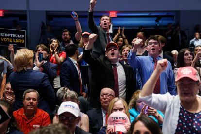 Washington (Usa), 26/05/2024.- Members of the crowd react as former US President Donald Trump speaks at the Libertarian Convention in Washington, DC, USA, 25 May 2024. The Libertarian Convention runs from 23 May till 26 May. EFE/EPA/WILL OLIVER